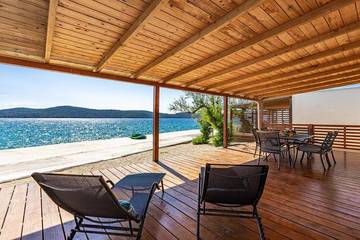 Camping für 7 Personen, mit Garten und Pool sowie Terrasse in Sibenik