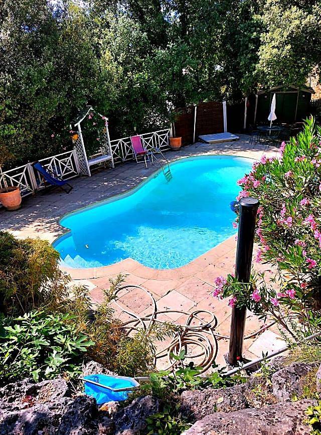 Chalet pour 3 personnes, avec Jacuzzi et Terrasse ainsi que Jardin et Piscine