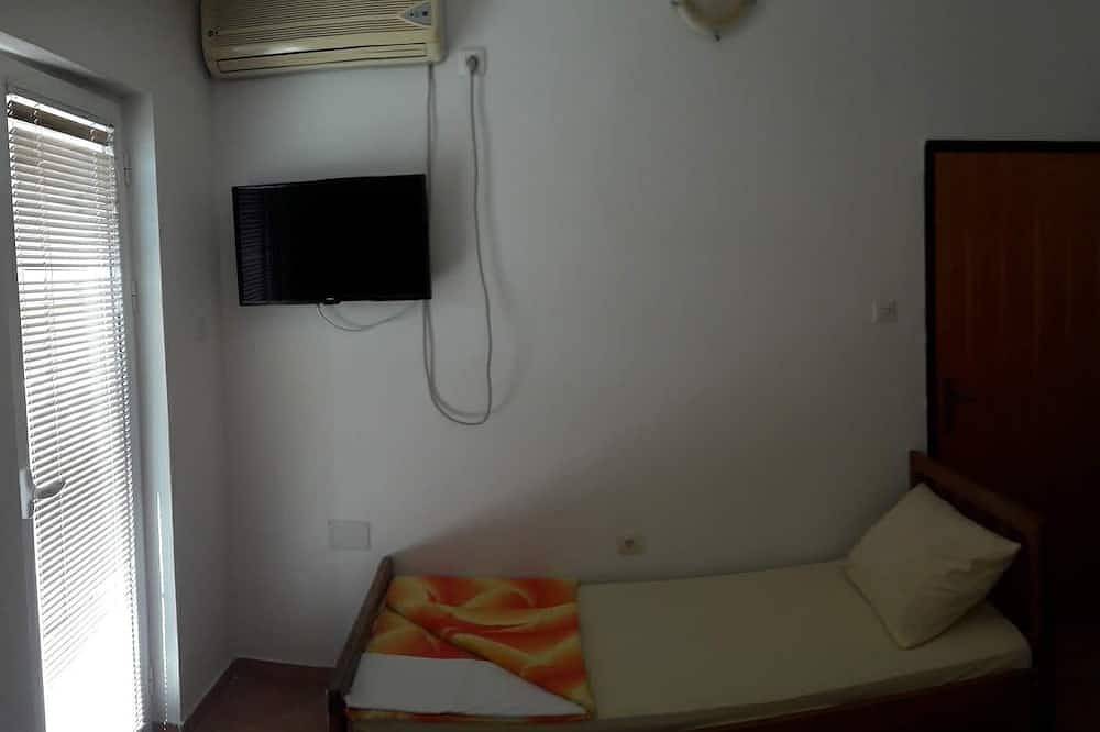 Apartamento entero, Apartment for four people with free parking in the yard of the house. in Budva, Municipio de Budva
