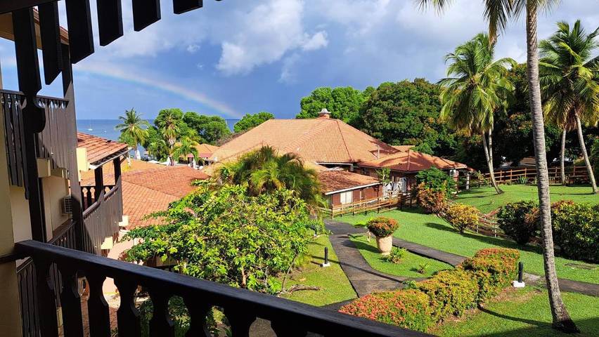 Gîte pour 2 personnes, avec vue ainsi que piscine et jardin dans Anse Caritan