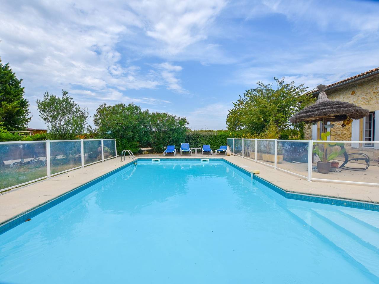 Schönes Ferienhaus mit Swimmingpool in Monprimblanc, Langon und Umgebung