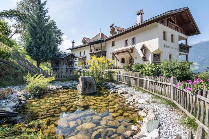 Entire apartment, Apartment 'Patztauhof Tschavalatsch' with Mountain View, Shared Garden and Wi-Fi in Schluderns, Saldurkamm