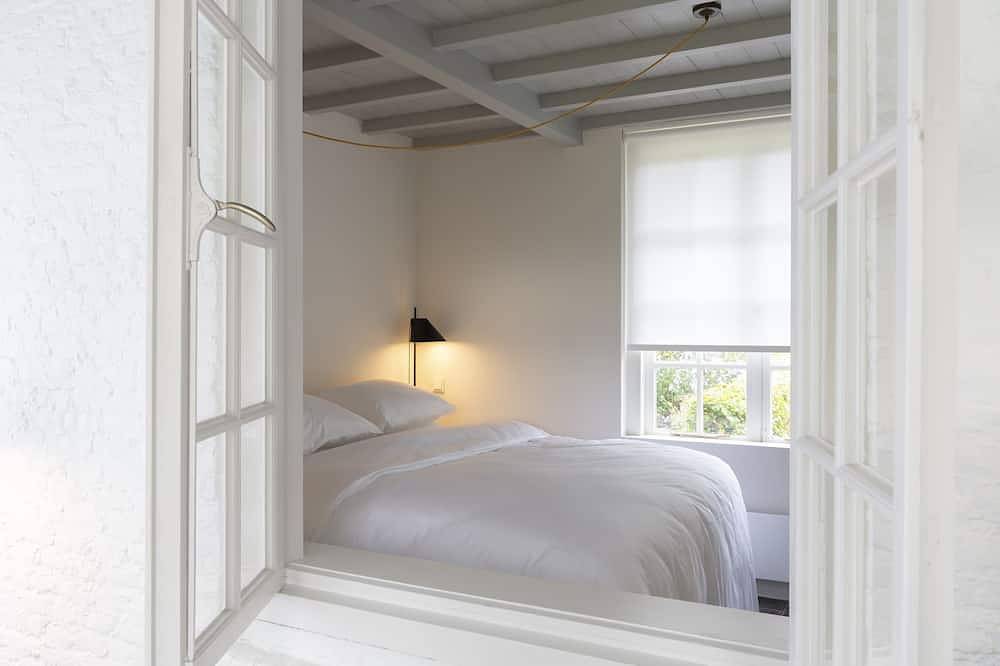 Unique holiday home located in the castle garden of the Het Witte Kasteel estate in Loon op Zand, Noord-Brabant