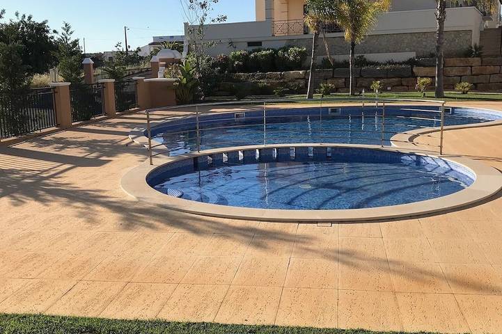 Ferienhaus für 5 Personen, mit Pool und Garten sowie Balkon - 1