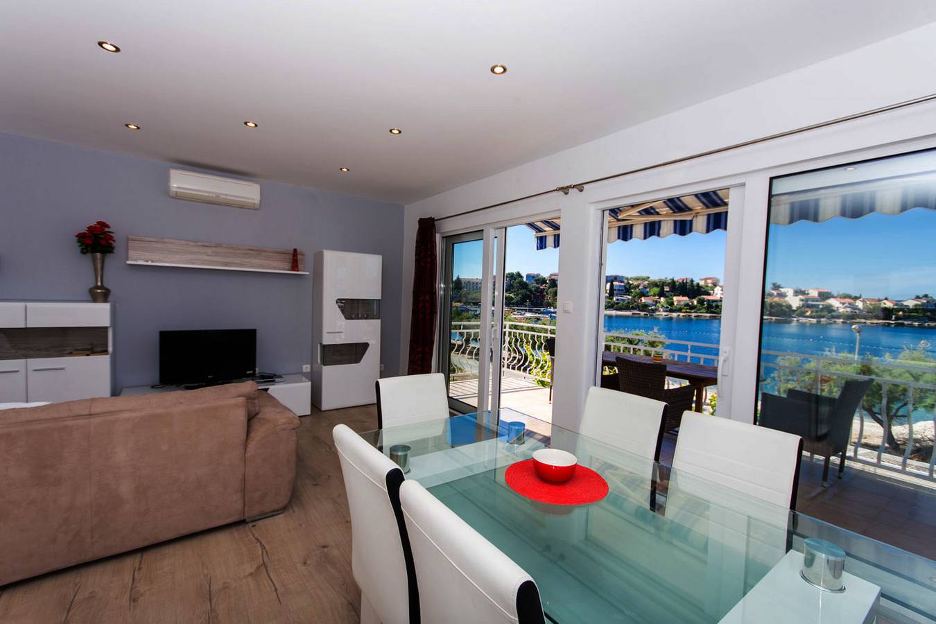 Ganze Wohnung, Neu Beach 4 Star Luxuxwohnung 3 Schlafzimmer, 3 Badezimmer, Freies Schiff Berth in Seget Vranjica, Split-Dalmatien