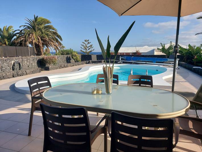 Vacation Home "Villa Fernando" with Sea View, Private Pool & Wi-Fi in Playa Blanca, Yaiza