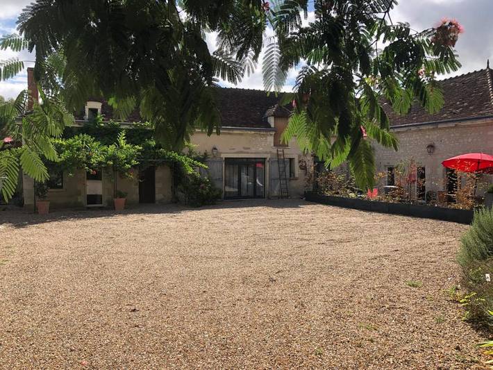 Location de vacances pour 7 personnes, avec jardin ainsi que vue et piscine à Les Ormes - 2