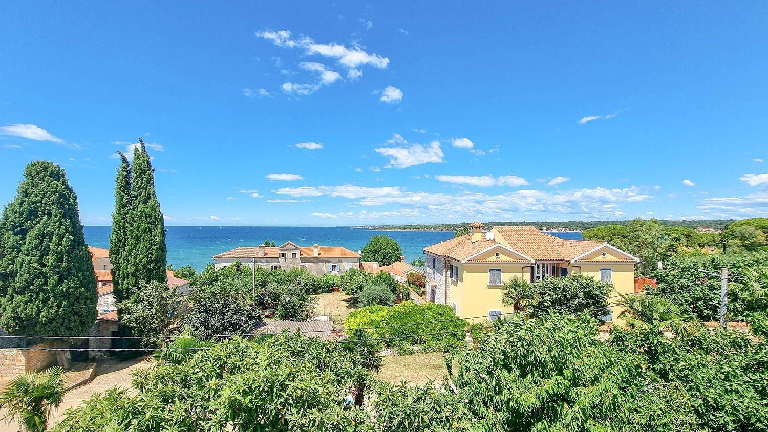 Ganze Wohnung, Lauschiges Apartment nur 100 Meter zum Strand mit Panoramablick, Liegebereich, Grill in Dajla, Umag und Umgebung