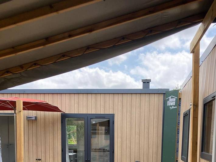 Flower Camping de l'Olivigne - Mobilheim 10 personen - Mobilheim Tribu Premium 5 Schlafzimmer + Terrasse 44m² + Tv + Lv + Klimaanlage + Plancha + 2 Bäder 10 Pers. in Bize-Minervois, Mittelmeerküste (Frankreich)