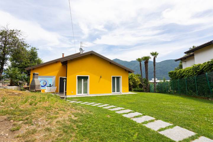 Casa vacanza per 7 persone, con Balcone e Terrazza nonché Giardino e Vista lago a Comune di Cannobio