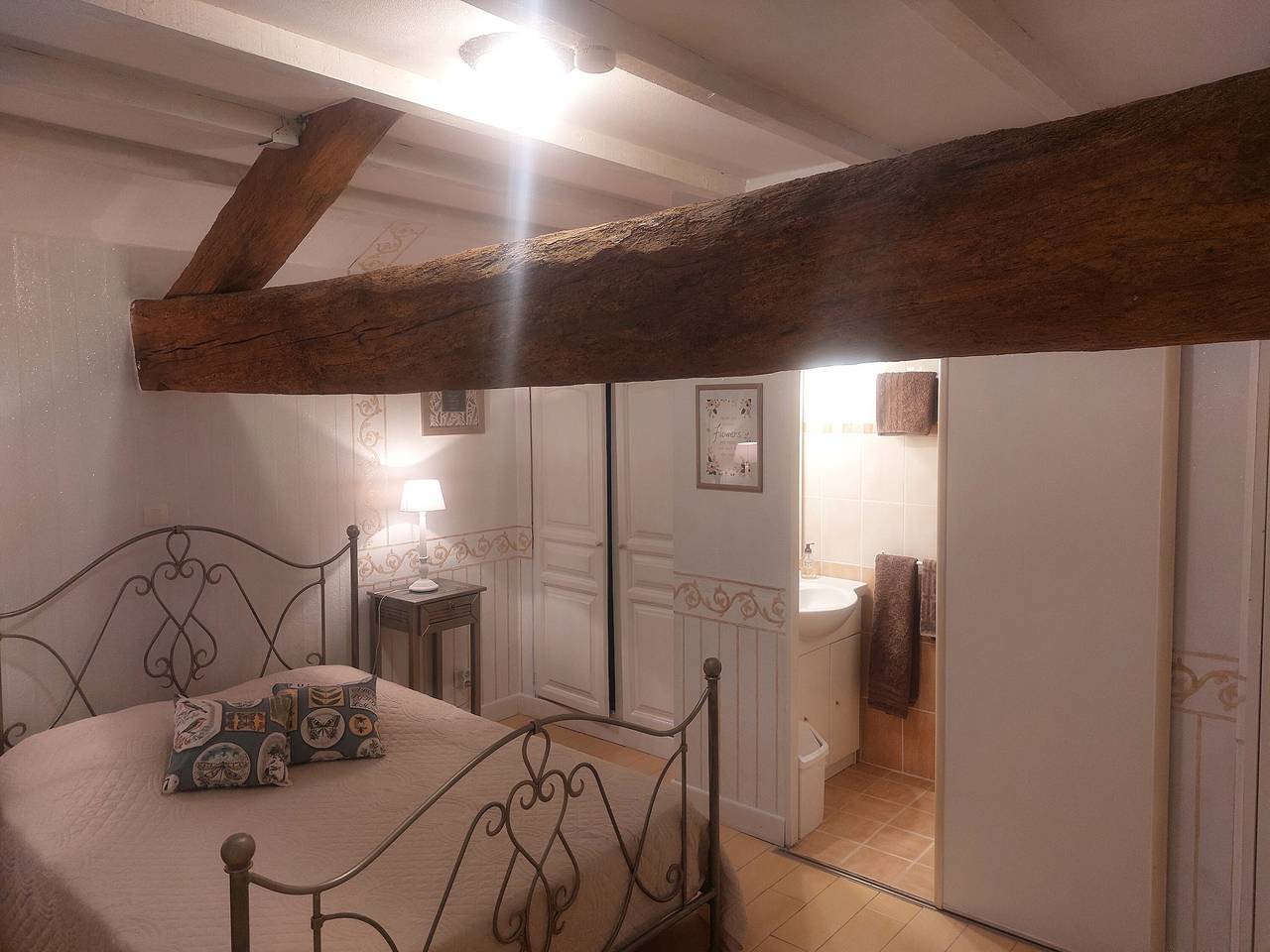 Guest Rooms 'Le Pré Fleuri 1' with Shared Pool, Shared Terrace and Wi-Fi in Saint-Sulpice-de-Roumagnac, Périgord Vert