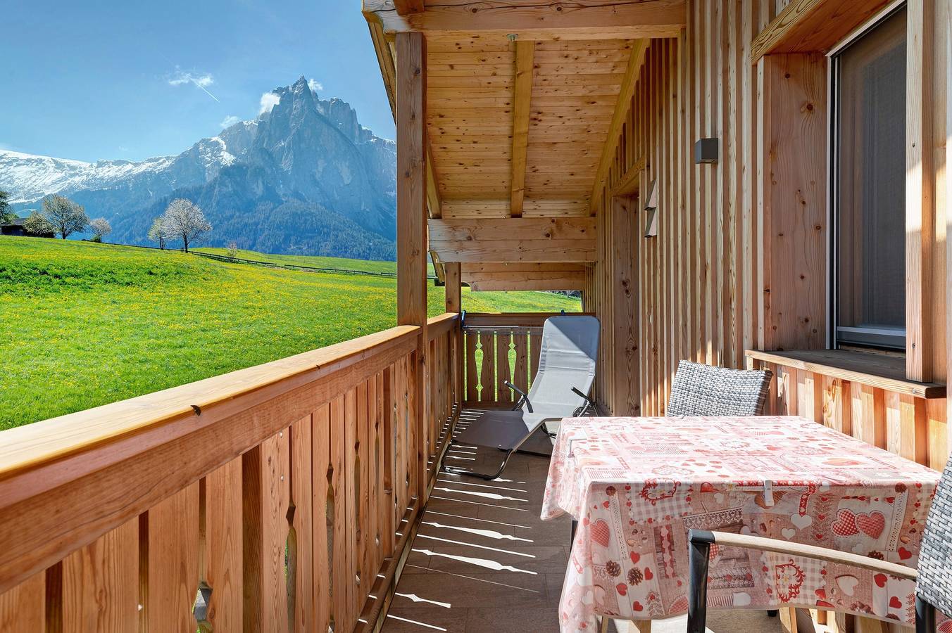 Geheel appartement, Appartement 'Schererhof Morgenrot' met uitzicht op de bergen, eigen terras en Wi-Fi in Kastelruth, Dolomiti Superski