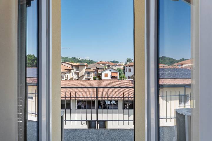 Apartamento inteiro, Apartamento 'Comodo, Pratico E Tranquillo' com vista para a montanha, Wi-Fi e ar condicionado in Arona (Lago Maggiore), Município de Arona