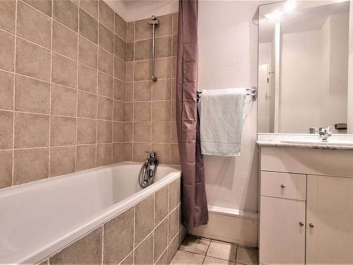 Appartement entier, Studio cabine 2 pers, sud, balcon, à 100m télésiège, ski locker in Saint-Étienne-en-Dévoluy, Le Dévoluy