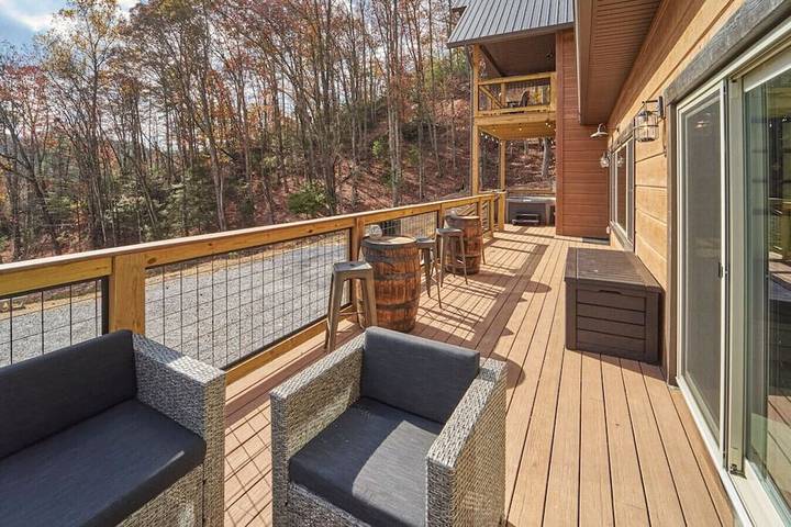 Vacation rental for 10 people, with balcony and hot tub in Wears Valley