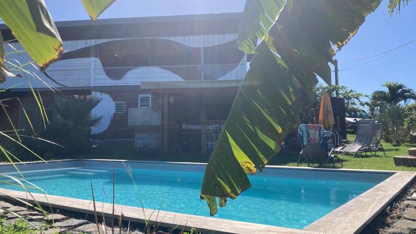 Appartement de vacances pour 4 personnes, avec vue et terrasse ainsi que jardin et piscine