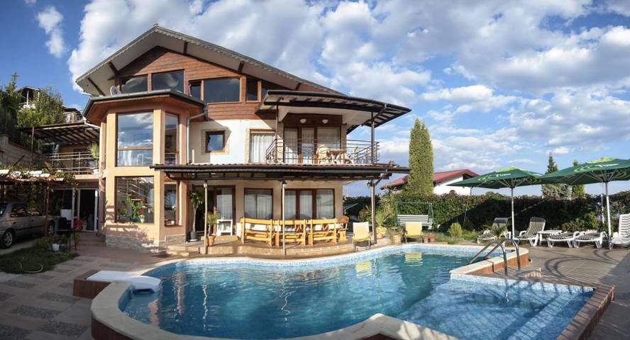Villa für 17 Personen, mit Balkon und Terrasse sowie Garten und Pool in Bulgarien