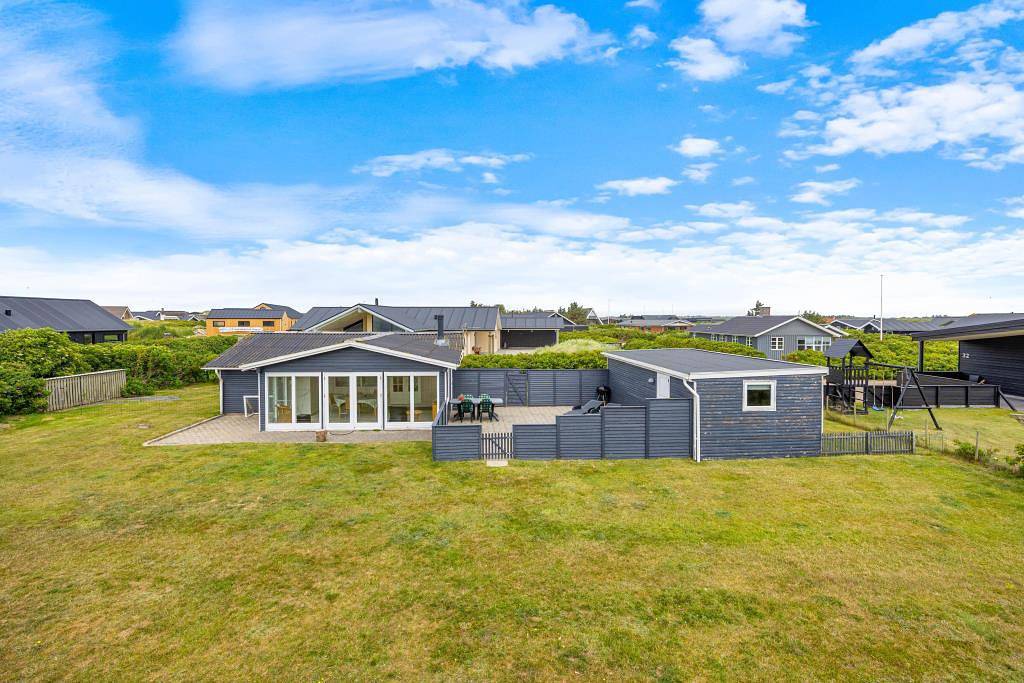 Hyggeligt, strandnært sommerhus med udestue og lukket terrasse in Søndervig, Holmsland Klit