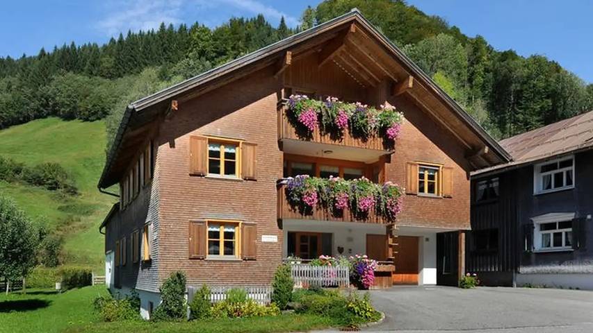 Ferienwohnung für 7 Personen, mit Garten und Balkon in Schoppernau