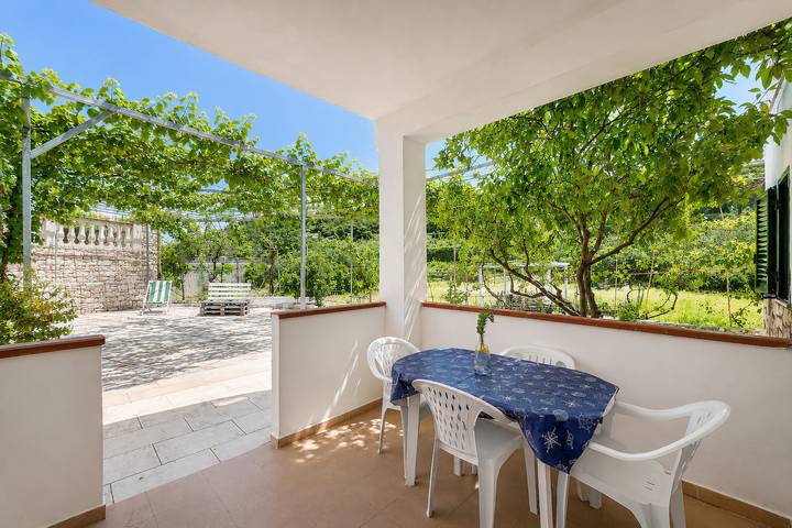 Appartamento intero, Appartamento 'Francesca, Trilo D' con terrazza condivisa, Wi-Fi e aria condizionata in Marina di Peschici (Peschici), Peschici e dintorni