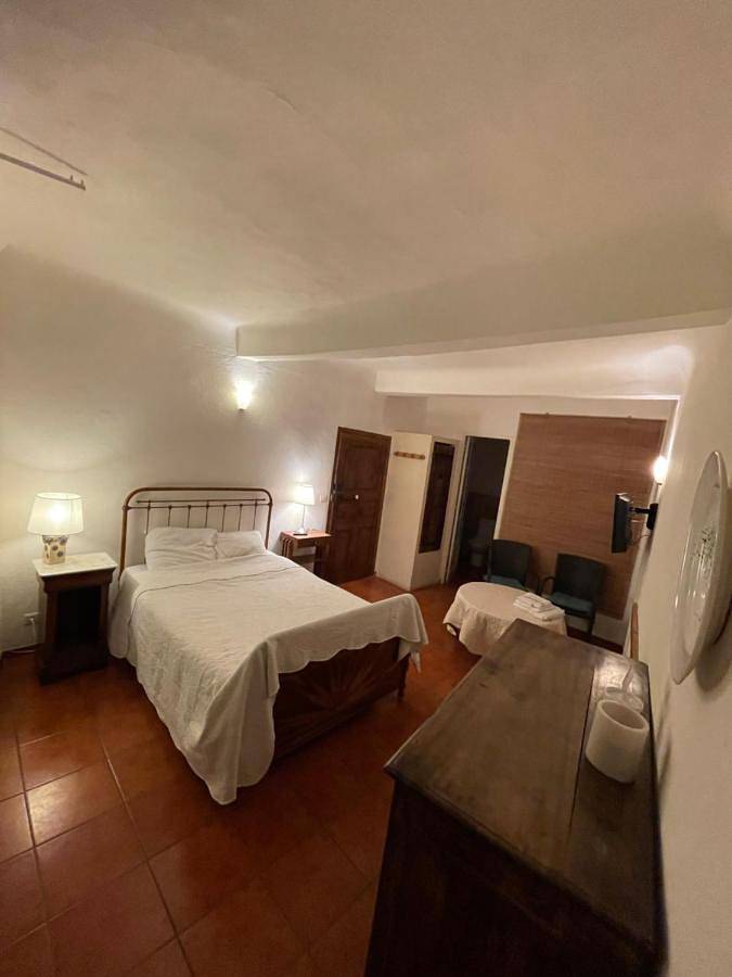 Chambres d' hôtes l'Escalo à Moutiers-Ste-Marie (04360) in Moustiers-Sainte-Marie, Alpes-de-Haute-Provence