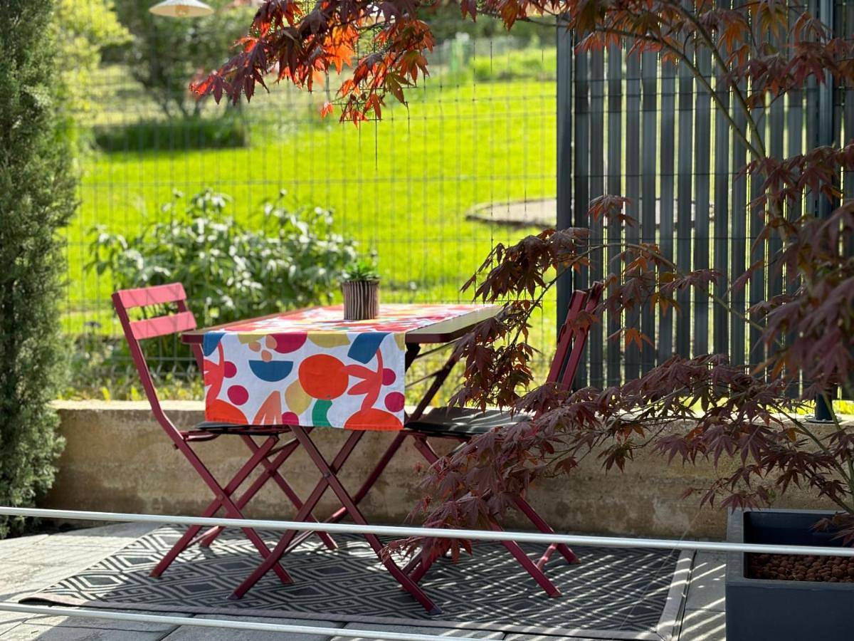 Tiny House Le Chalet Lit King Size -Terrasse - Petit Déjeuner-Climatisation -Parking in Échenoz-la-Méline, Haute-Saône