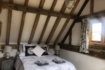 Glamping for 4 People in Surrey, South East England, Photo 2