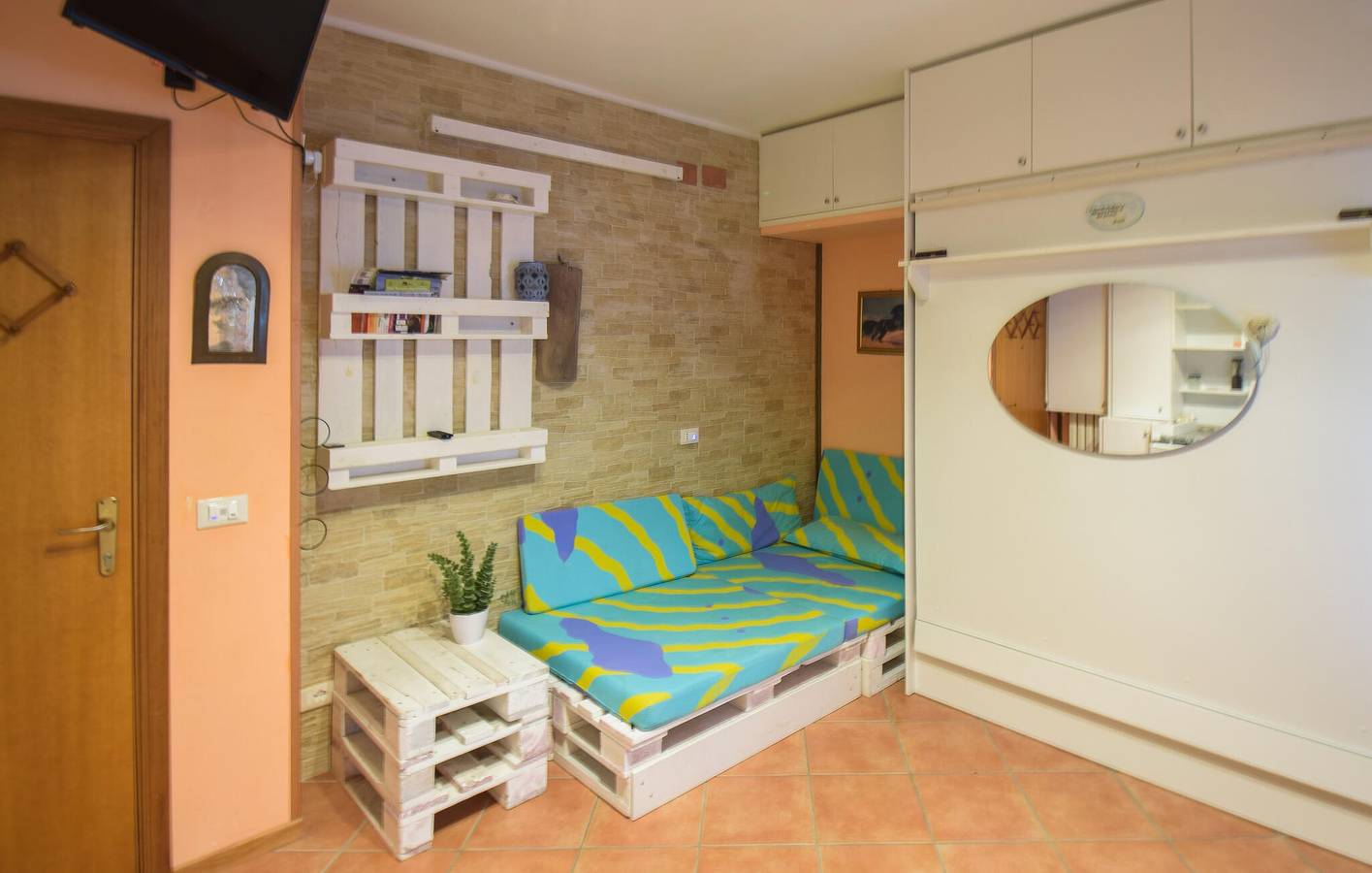 Ganze Ferienwohnung, Gemütliches Strandapartment mit AC und Küche, 2km zum Strand in Martinsicuro, Teramo Provinz