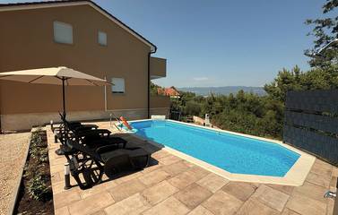 Villa mit pool für 4 Personen, mit Garten auf Krk