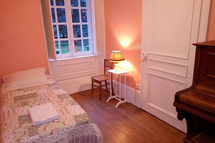 Location de vacances pour 10 personnes, avec jardin ainsi que terrasse et jacuzzi à La Chapelle-sur-Furieuse - 4