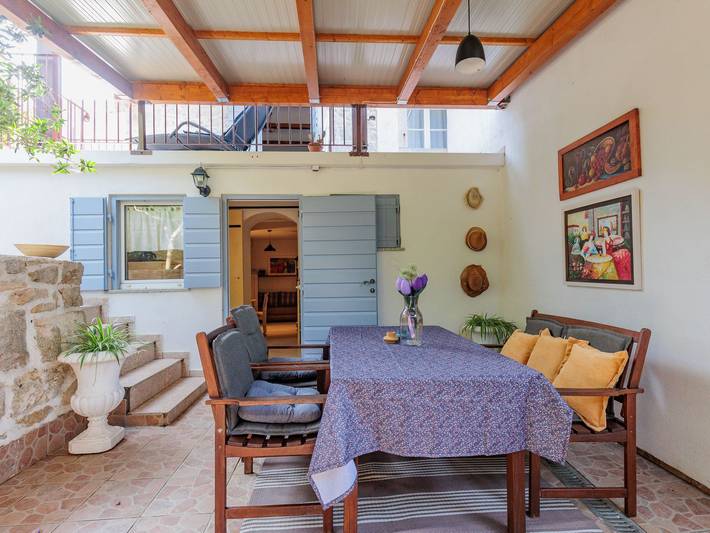 Traditionelles Steinhaus am Meer in Preko in Plaža Jaz, Poljana