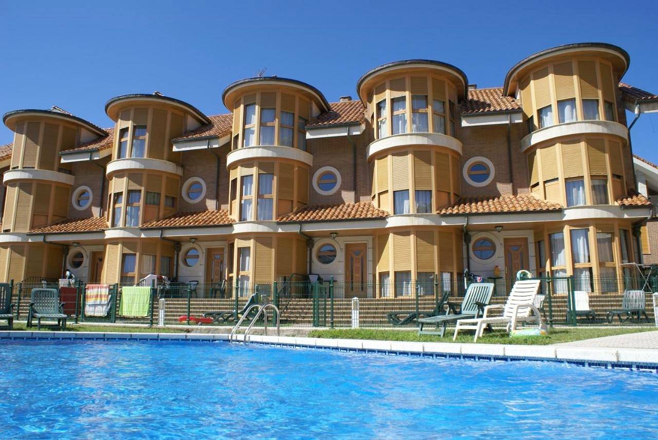 Apartamento entero, Three-Bedroom Apartment in Noja, Costa de Cantabria