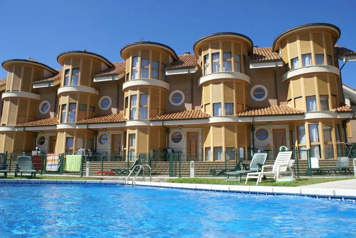 Apartamento de vacaciones para 6 personas, con jardín además de piscina y jacuzzi - 1