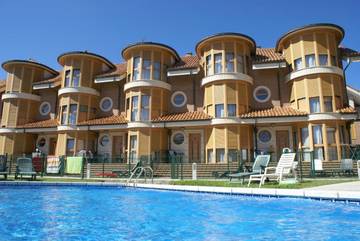 Gîte pour 6 personnes, avec jacuzzi ainsi que jardin et piscine à Noja