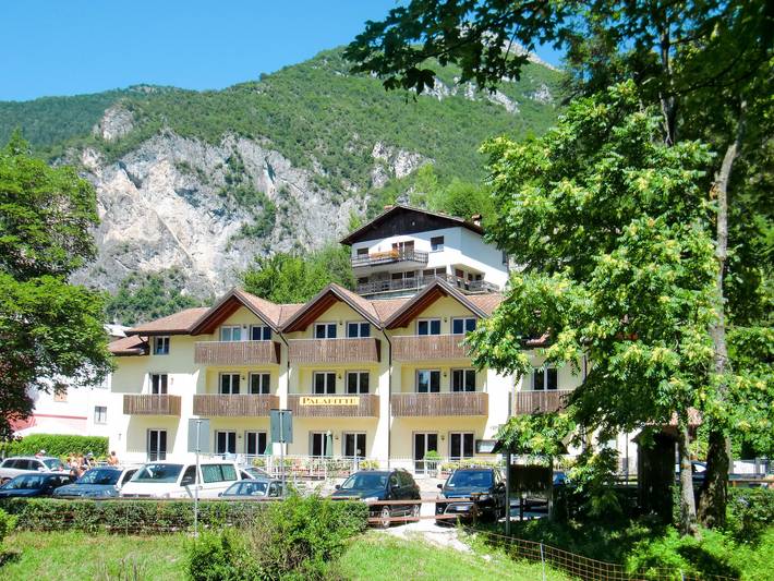 Ferienwohnung für 4 Personen, mit Balkon und Terrasse sowie Garten und Seeblick in Ledro