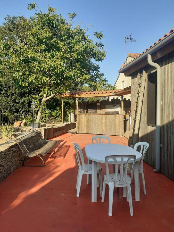 Location de vacances pour 6 personnes, avec terrasse et jardin dans Rives-de-l'Yon - 3