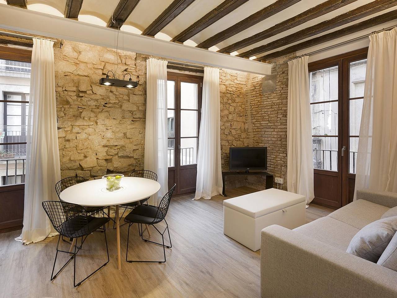 Entire holiday apartment, Deluxe One Bedroom Apartment in Barcelona Centre, Barcelona
