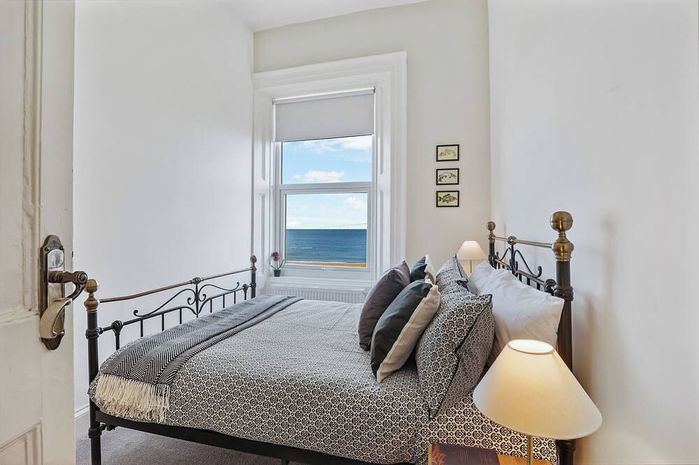 Beautiful house with spectacular views of the Pier, Lighthouse,beach and sea. in Roker, Sunderland