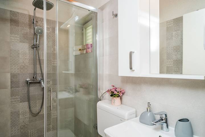 Apartamento entero, Apartamento de vacaciones para 4 personas con vistas al mar in Zaton, Grad Dubrovnik