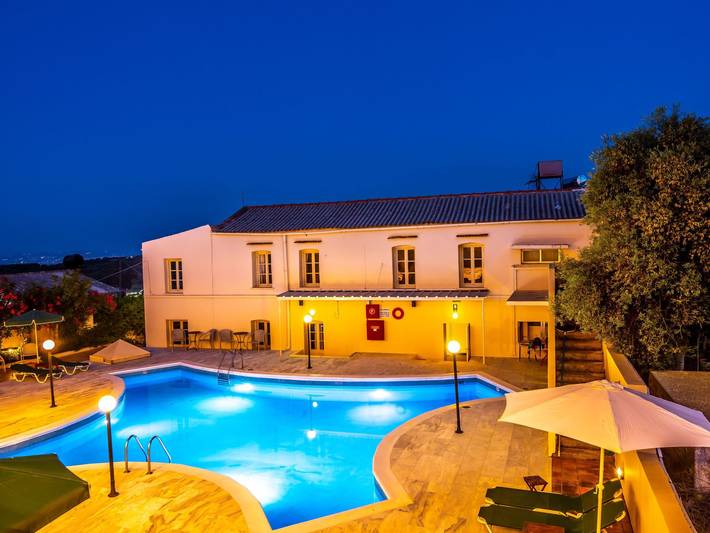 Gîte pour 2 personnes, avec piscine et jardin dans Stalos