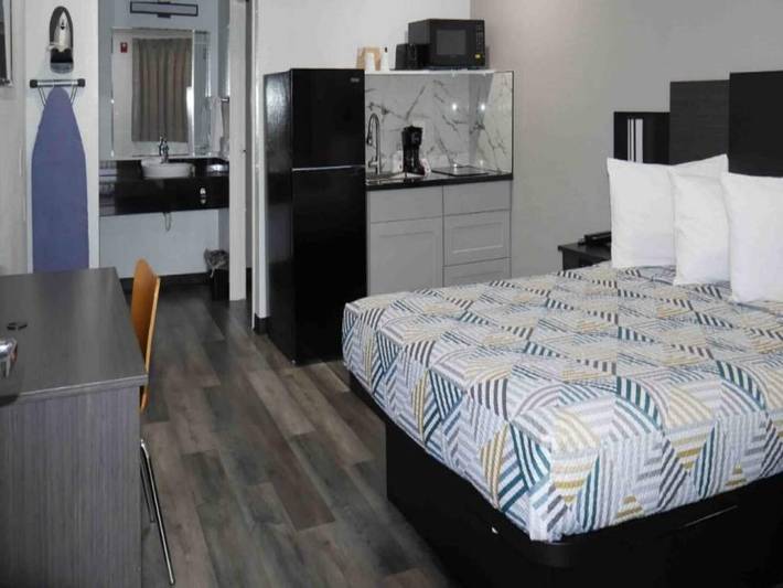 Apartamento entero, 1 Cama Queen | Ducha De Ada/ri/| Ns/cocina in Tacoma, Pierce County