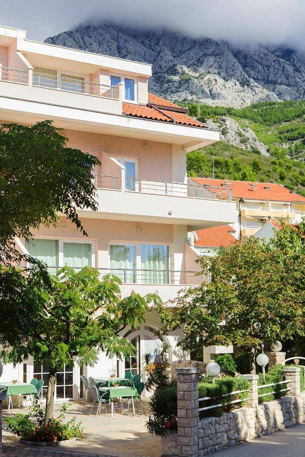 Apartament wakacyjny dla 2 osób, z ogród i taras oraz widok w Promajna