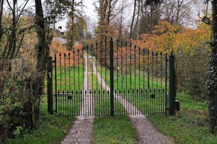 Gîte pour 4 personnes, avec jardin et terrasse ainsi que piscine et jacuzzi à Fosses-la-Ville