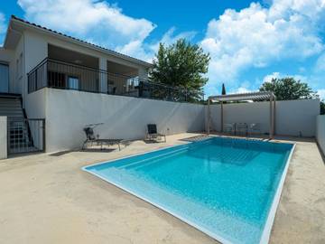 Gîte pour 8 personnes, avec terrasse ainsi que piscine et jardin, animaux acceptés à Cessenon-sur-Orb