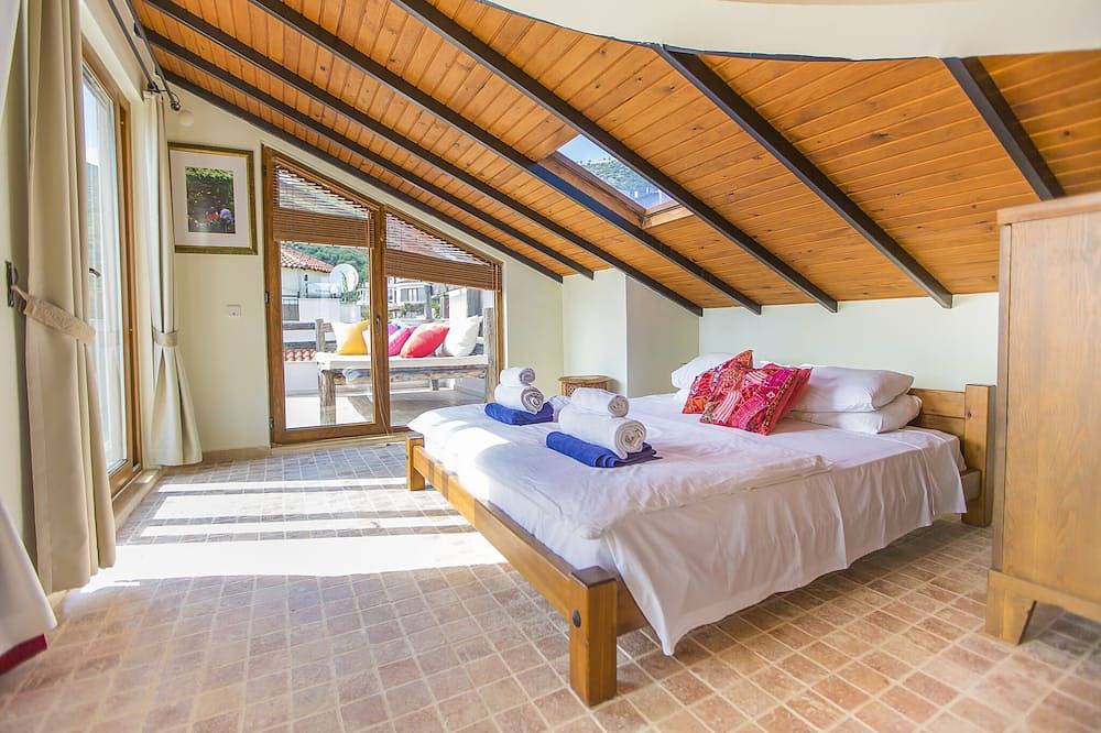 Atemberaubende Villa, privater beheizter Pool, Dachterrassenbar, Billardtisch, 200 m zum Strand in Kaş, Provinz Antalya