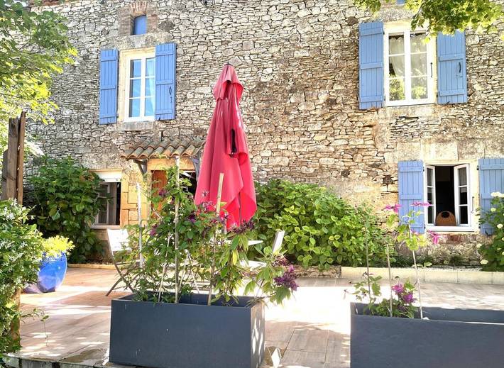 Location de vacances pour 2 personnes, avec jardin ainsi que piscine et vue, adapté aux familles à Soturac