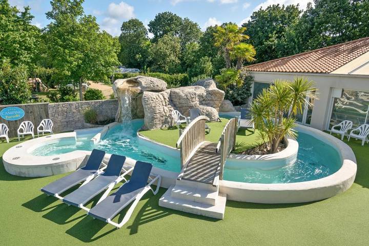 Location de vacances pour 4 personnes, avec jardin ainsi que piscine et jacuzzi à Saint-Hilaire-la-Forêt - 2