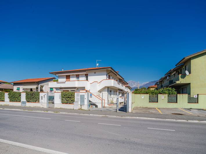 Ferienwohnung für 4 Personen, mit Terrasse und Garten an der Versilia - 2