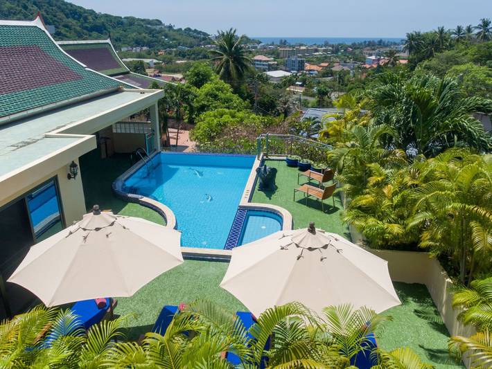 Ferieudlejning for 8 personer, med pool og terrasse samt have i Kata Beach