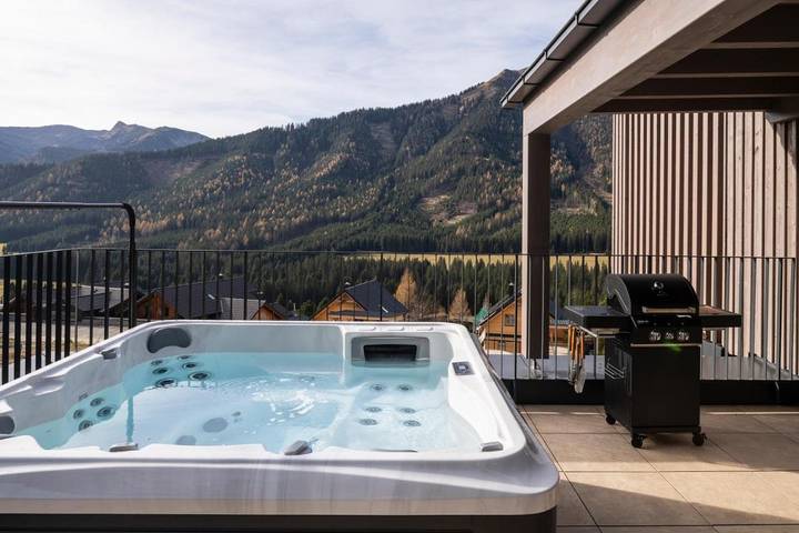 Ferienhaus für 4 Personen, mit Balkon und Whirlpool sowie Terrasse und Pool